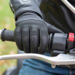 Comment bien choisir ses gants moto selon la saison et la norme CE en 2026